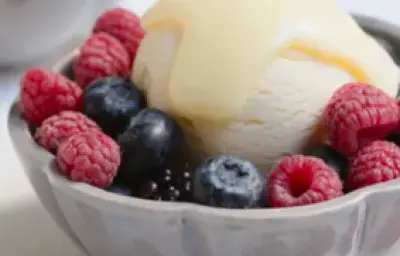 Frutos rojos con helado