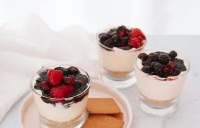 Postre en vasito con frutos rojos y leche condensada