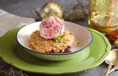 Crumble de frutillas con helado