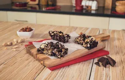 BARRAS de CEREAL con CHOCOLATE preparadas con Chocolate Amargo NESTLÉ® Chocolatería