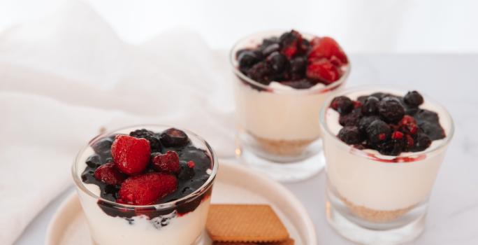 Postre en vasito con frutos rojos y leche condensada