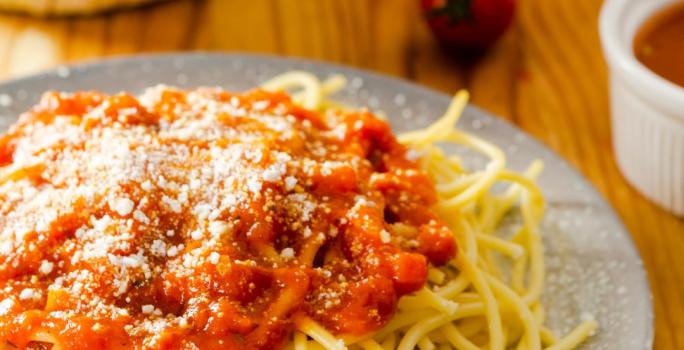 Pasta con salsa de vegetales asados