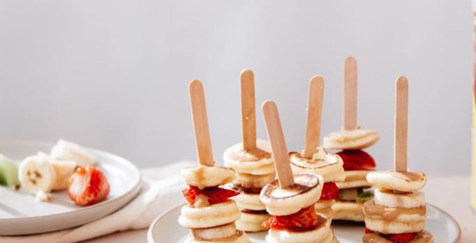 Mini brochette de pancakes y fruta