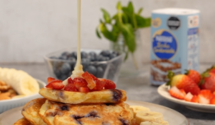 Pancakes con arándanos y leche condensada