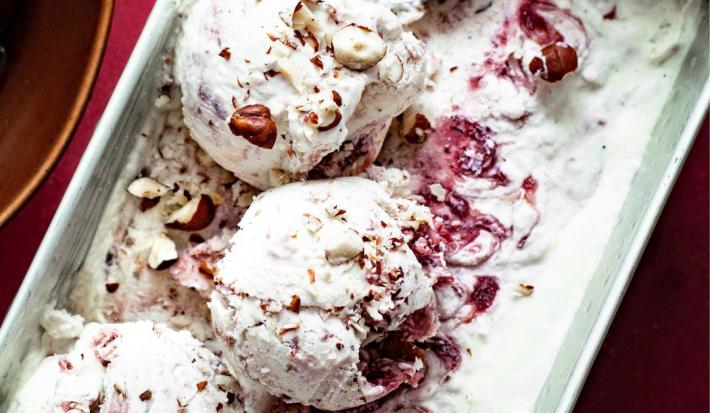 Helado de vainilla y frutos rojos