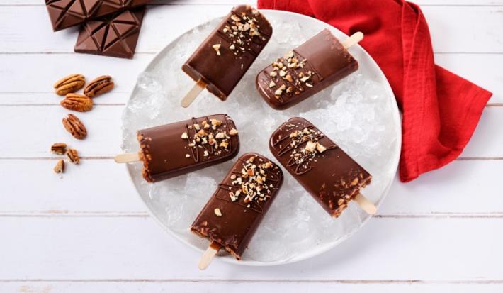 PALETAS de CHOCOLATE con NUEZ preparada con Chocolate con Leche NESTLÉ® Chocolatería