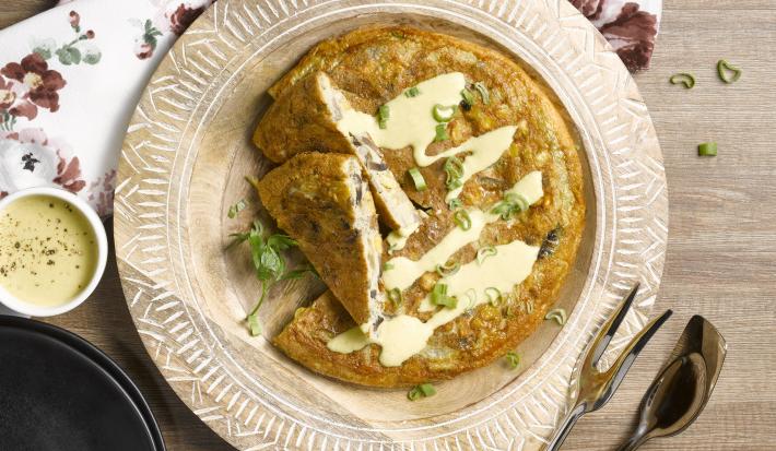 Tortilla de verduras y salsa amarilla