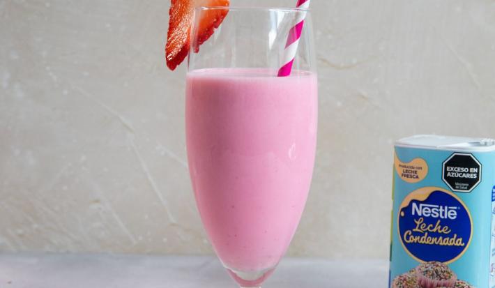 Batido de frutilla con leche condensada