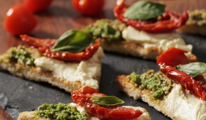 Crostinis con Queso Crema, Tomates y Pesto