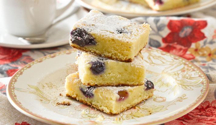 Brownie Blanco con Arándanos