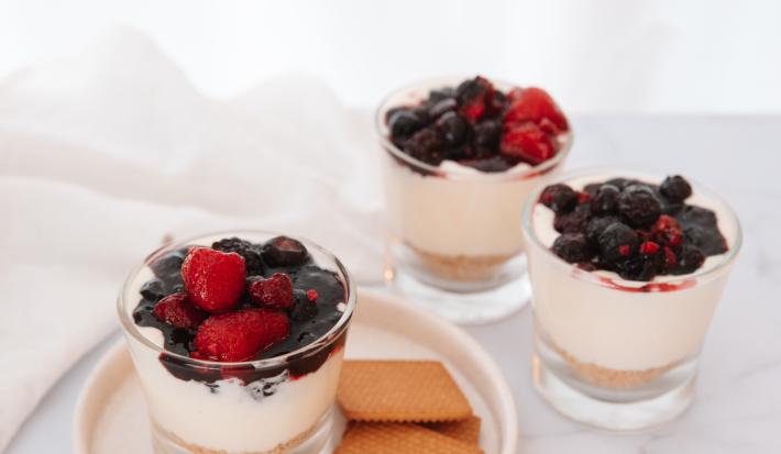 Postre en vasito con frutos rojos y leche condensada