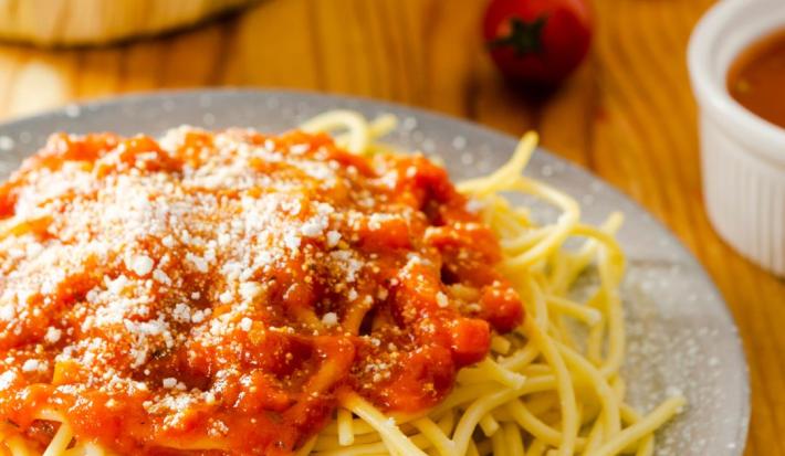 Pasta con salsa de vegetales asados