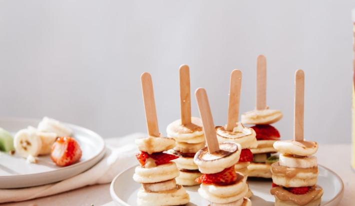 Mini brochette de pancakes y fruta