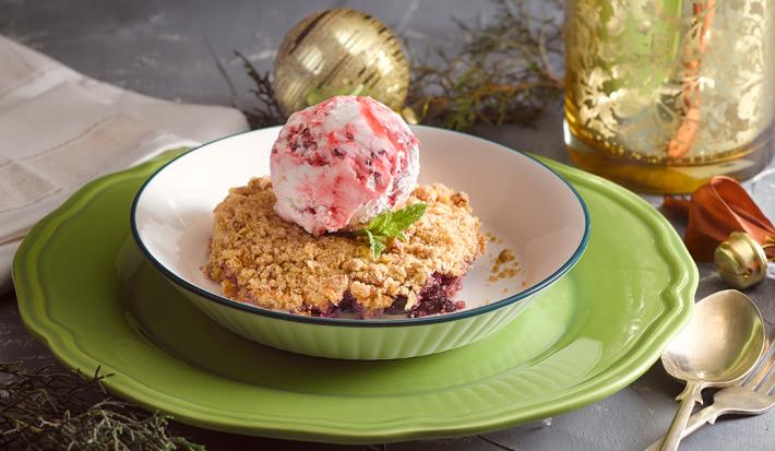 Crumble de frutillas con helado