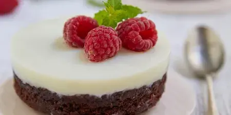 Torta de brownie con frambuesas